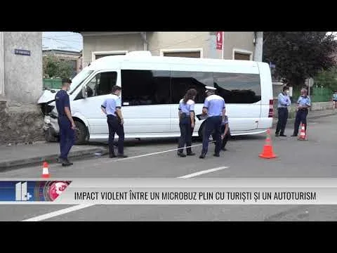 IMPACT VIOLENT  ÎNTRE UN MICROBUZ PLIN CU TURIȘTI ȘI UN AUTOTURISM