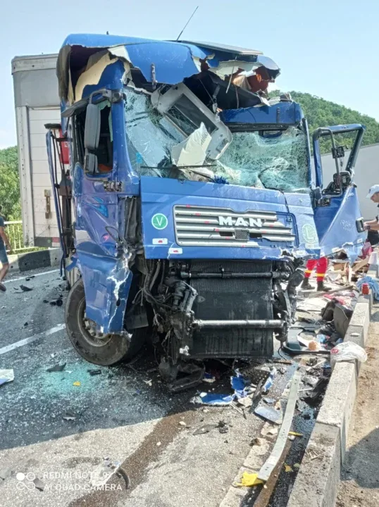 Trafic blocat în Mehedinți. Un tânăr a murit pe loc, în urma unui accident grav .