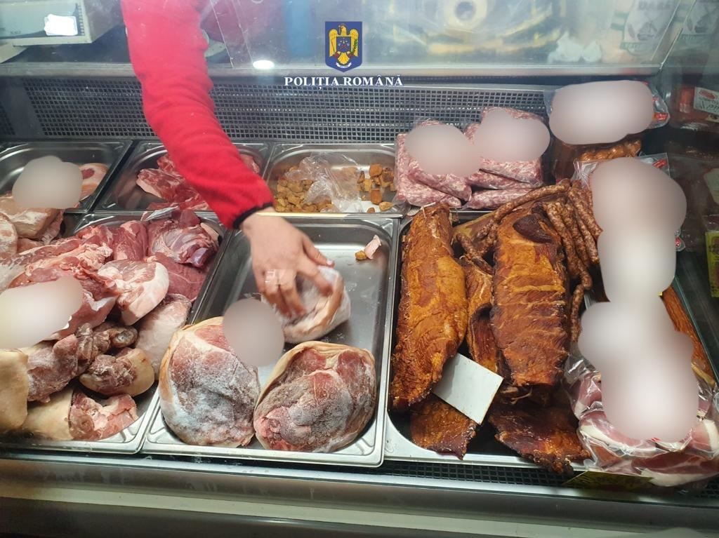 Mezeluri expirate și carne păstrată în condiții neconforme, retrase de la comercializare, în urma controalelor 