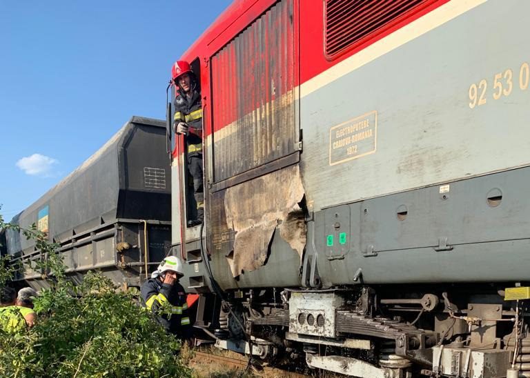 Locomotiva unui tren de marfă, în flăcări