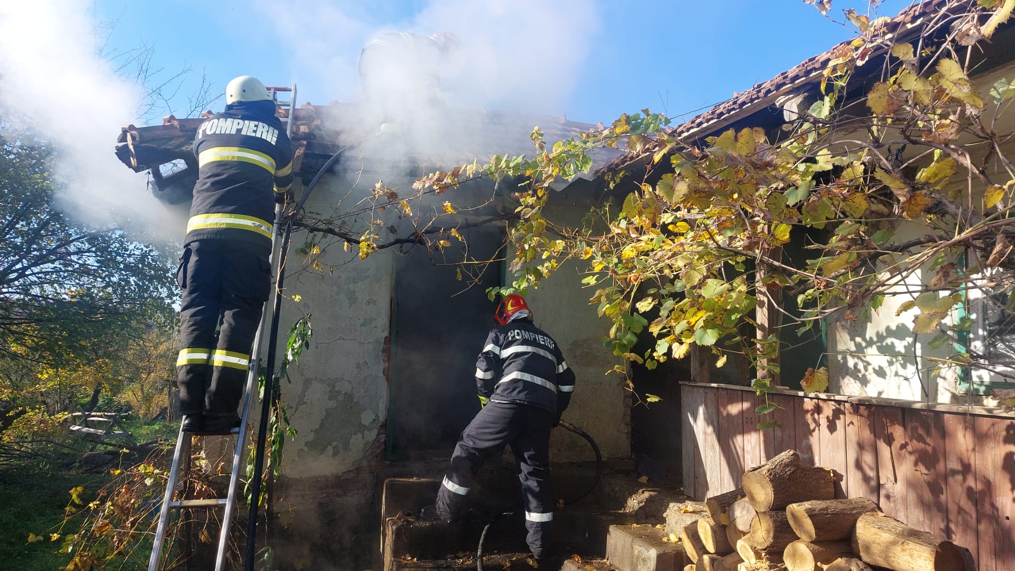 Casă mistuită de flăcări, în satul Cerângani