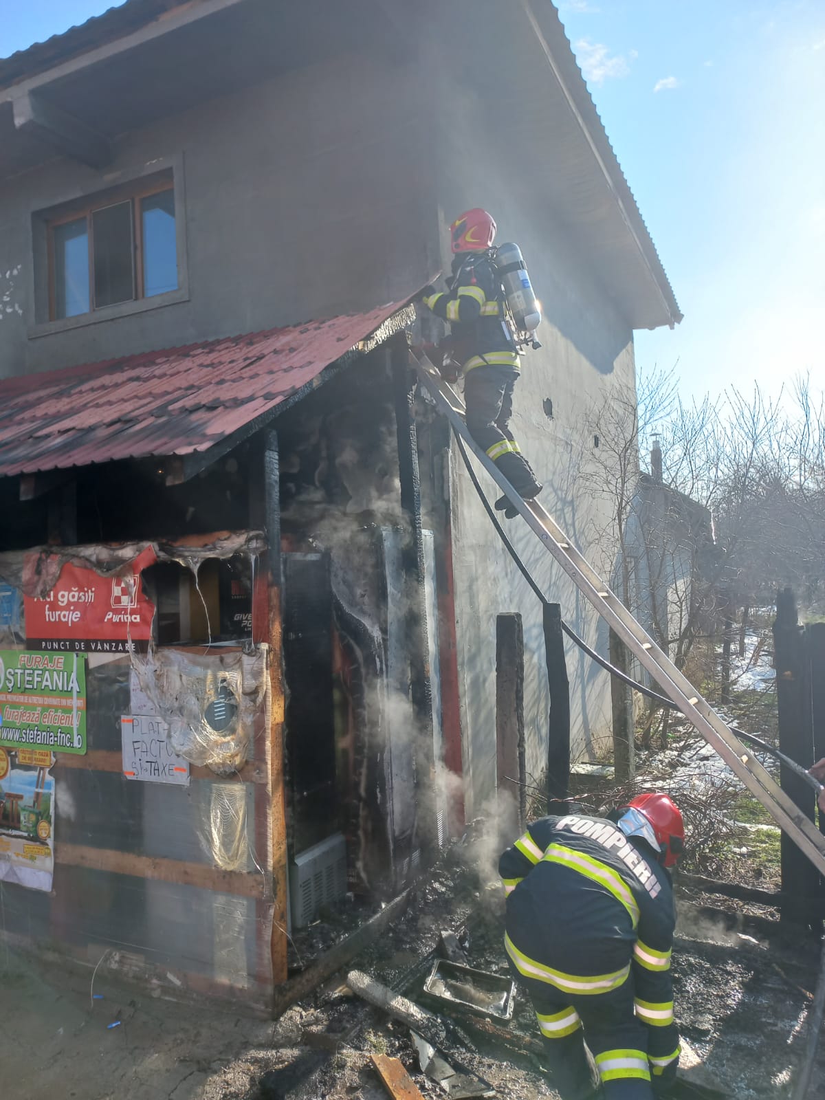 Incendiu la un spațiu comercial