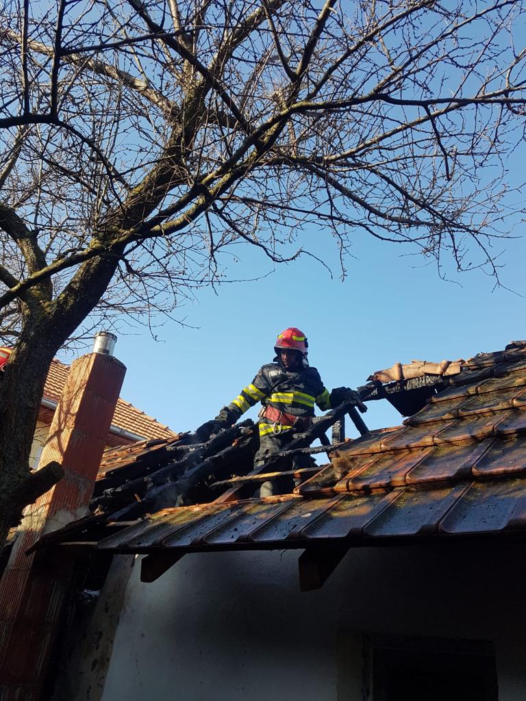 Incendiu la o casă, în localitatea Gârla Mare