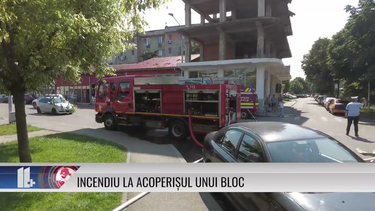 Incendiu la acoperișul unui bloc