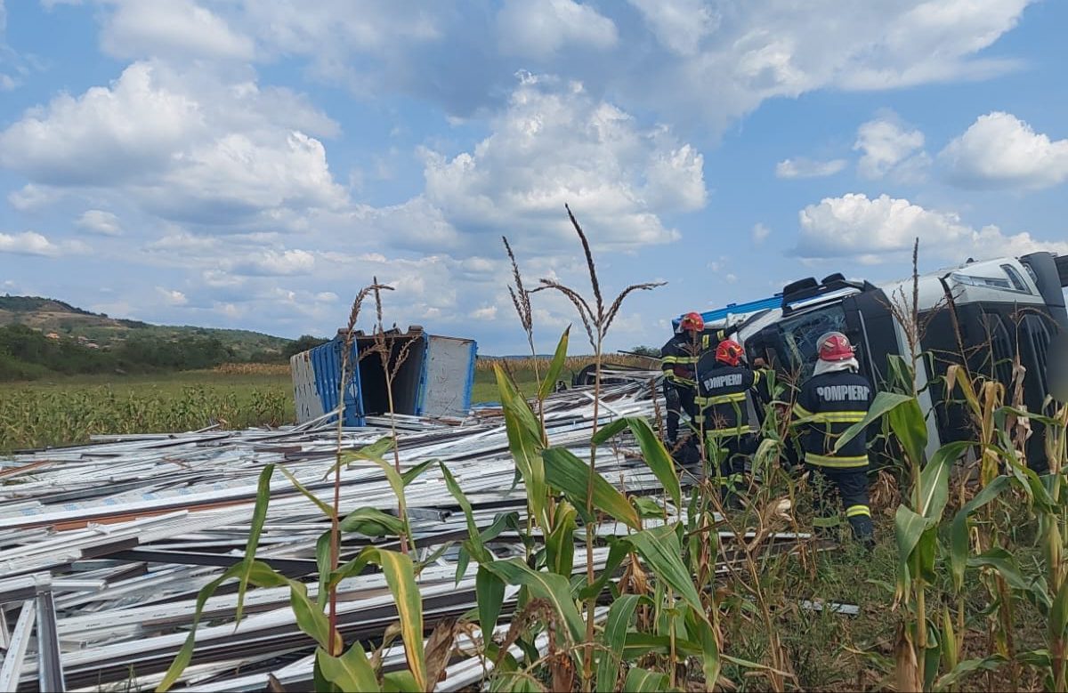 Un alt TIR s-a răsturnat în Mehedinți