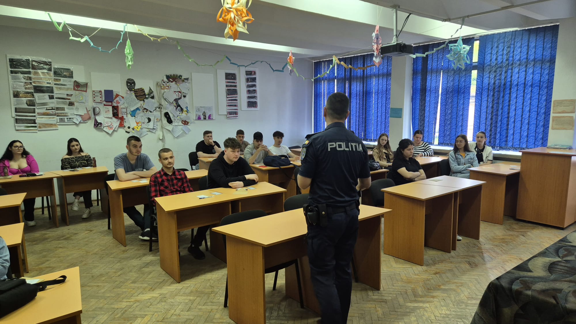 Elevii, posesori de permis de conducere, instruiți de polițiști!