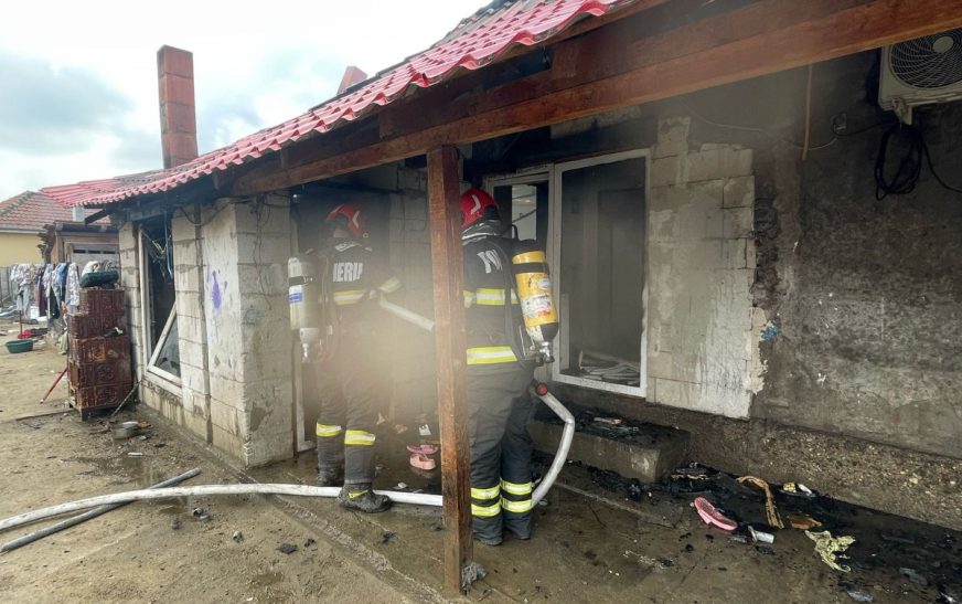 Casă mistuită de flăcări, în comuna Gogoșu