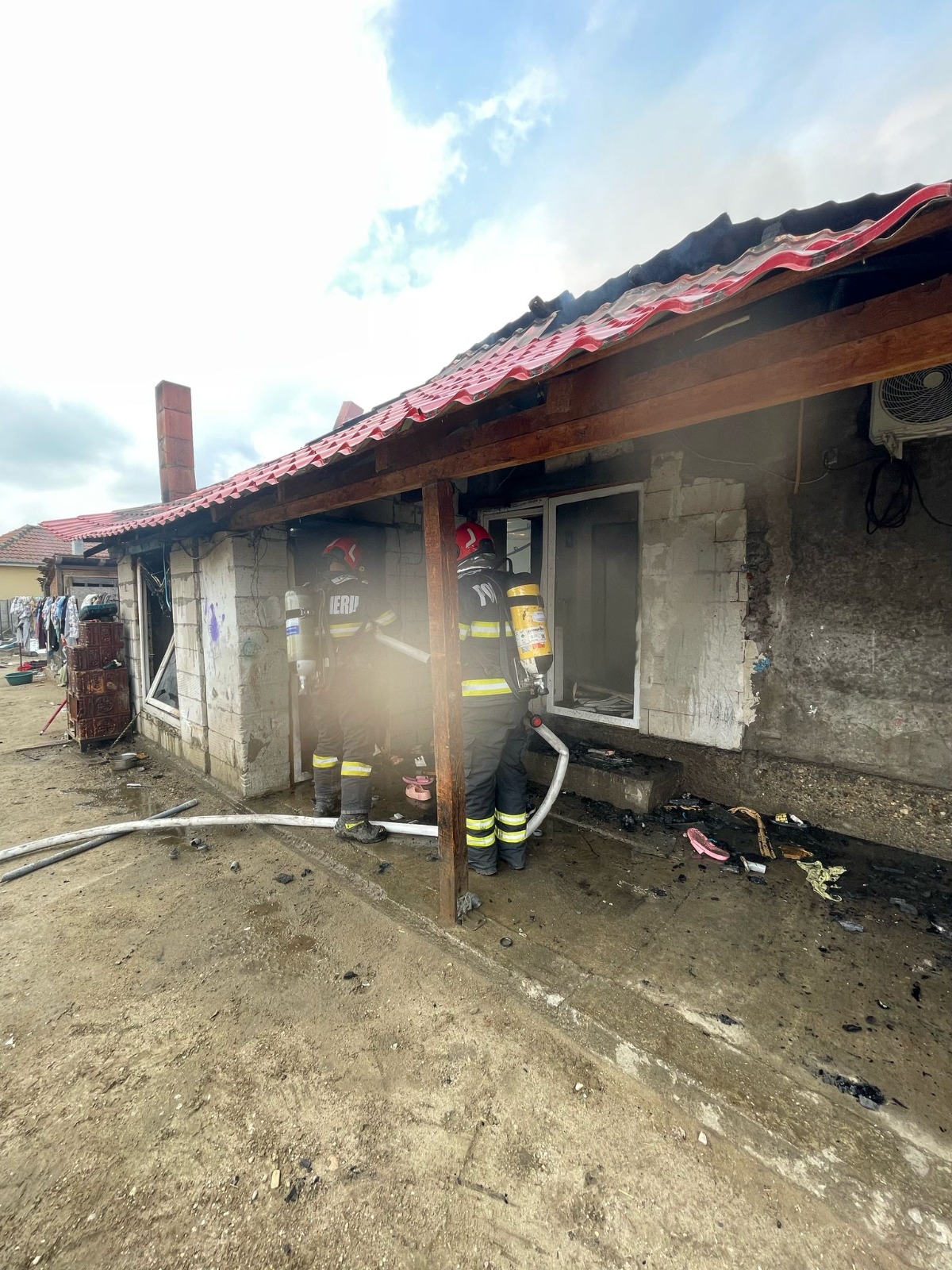 Casă mistuită de flăcări, în comuna Gogoșu